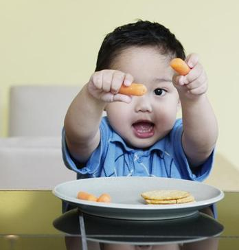 宝宝不同年龄段的视力保健做法