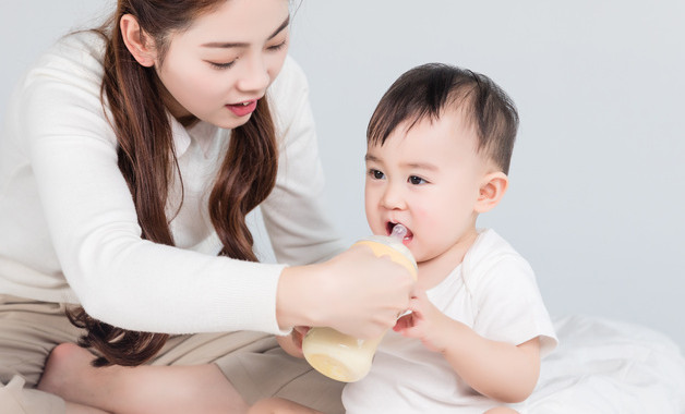 新生儿喂奶粉每天比例是多少